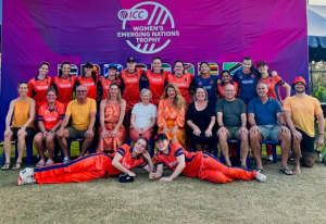 Oranje speelsters met fans