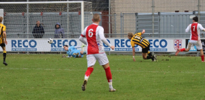 Een actie van RCL-aanvaller Jayden Daleman (7) in de 67ste minuut eindigt met een schot, waar Guus Dicke HVV redt van een achterstand.