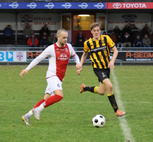 Invaller Max Hagemann probeert zijn tegenstander af te stoppen.