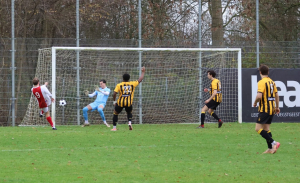 RCL-spits Thom Wijnalda scoort in de 1e minuut, maar stond in buitenspelpositie. Het blijft 0-0.