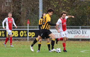 Alex Burghouwt gaat uithalen op het RCL-doel.