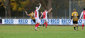 De rebound komt vervolgens bij Connor Coward terecht, die met links binnenschiet, 0-1.
