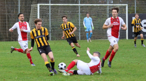 Lodewijk Dekker (l.) probeert zijn tegenstander uit te spelen.