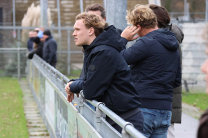 De geblesseerde Bart van Liefland moet helaas toekijken.