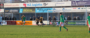 In de 77ste minuut schiet Lodewijk Dekker op doel.