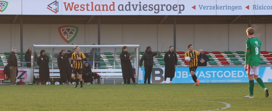 Boris Gorlee maant zijn ploeggenoten om op te schieten na de 2-2.