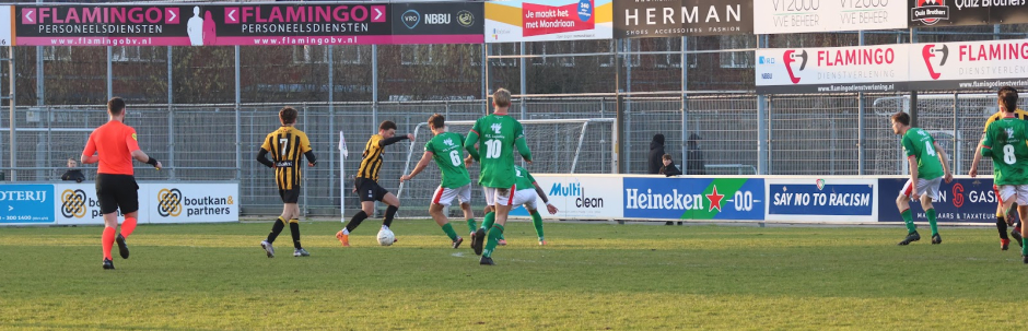 Boris Gorlee heeft de bal van Joppe van der Bruggen ontvangen en begint aan zijn passeeractie.