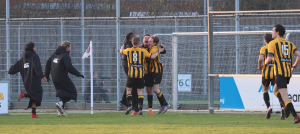 En heeft in de 7e minuut van de blessuretijd reden voor een echt feestje.