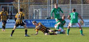 Max Hagemann verliest het duel om de bal.