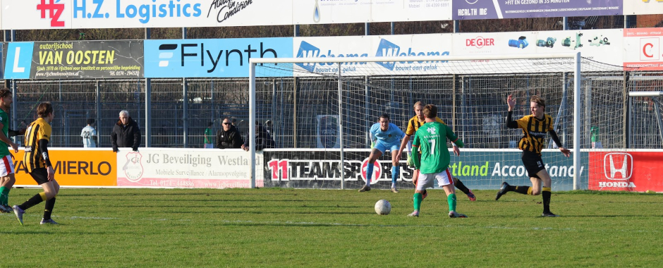Waarna VELO-aanvaller Milo Wagner (7) de bal ontvangt.