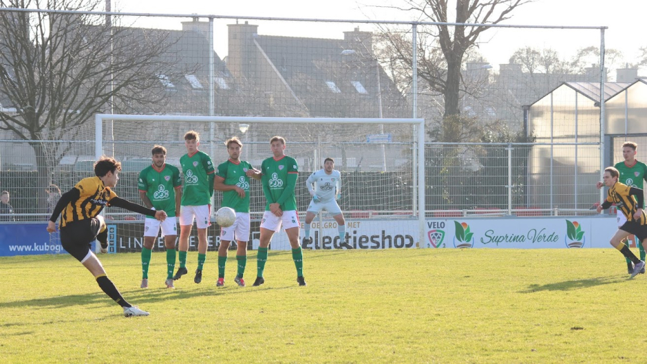 Alex Burghouwt neemt een schitterende vrije bal, mooi aangesneden.