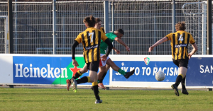 VELO-linksback Benjamin Amrani zet de bal voor.