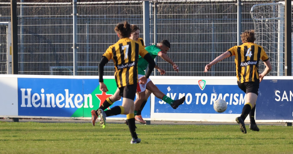 VELO-linksback Benjamin Amrani zet de bal voor.