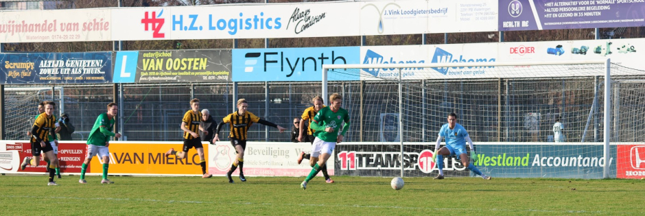 De voorzet komt terecht bij VELO-spits Rens de Vries.