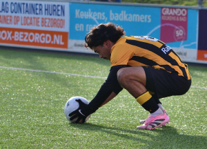 Abdel Mohamed legt de bal met volle concentratie klaar voor een vrije trap.