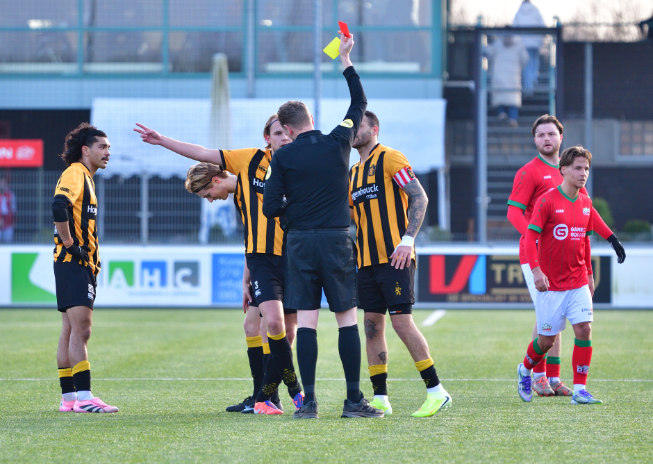 Scheidsrechter Hoogerbrugge heeft Joppe Dekker zojuist zijn tweede gele kaart getoond en dus rood.