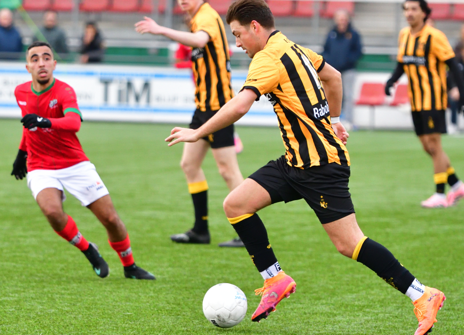 Boris Gorlee vervangt Quinten Jakobs. Hier een stijvolle actie van de linksbuiten.