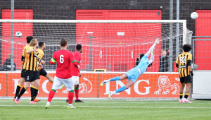 Op slag van rust moet Guus Dicke weer even naar de hoek vliegen voor een redding.