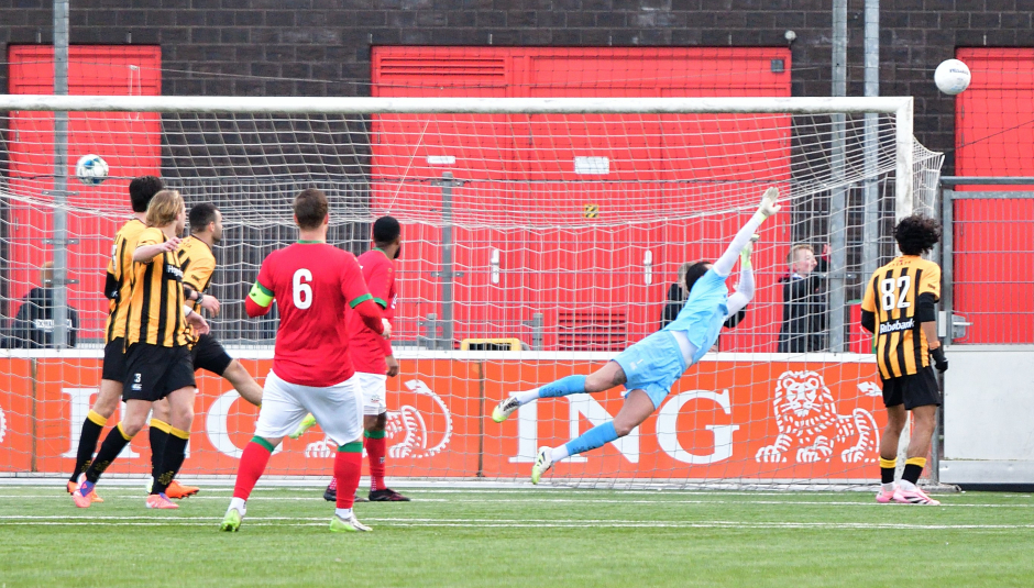 Op slag van rust moet Guus Dicke weer even naar de hoek vliegen voor een redding.
