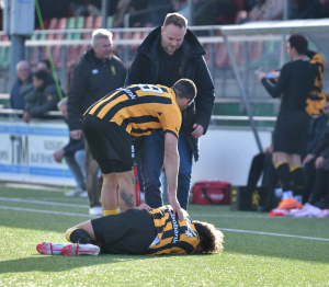 En moet even later uitvallen. Connor Coward en verzorger Dick Hasselman proberen hem nog te verzorgen, maar Quinten kan niet meer verder.