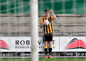Max Hagemann staat klaar voor weer &eacute;&eacute;n van zijn verre inworpen. Ditmaal helaas zonder succes.