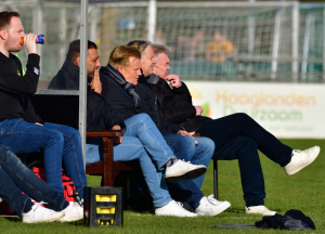 De bank van HVV met van links naar rechts Dick Hasselman, Tahir Mohamed, Mark Wotte, Albert Spaans en Arnout van Lawick in spanning bij het begin van de wedstrijd.