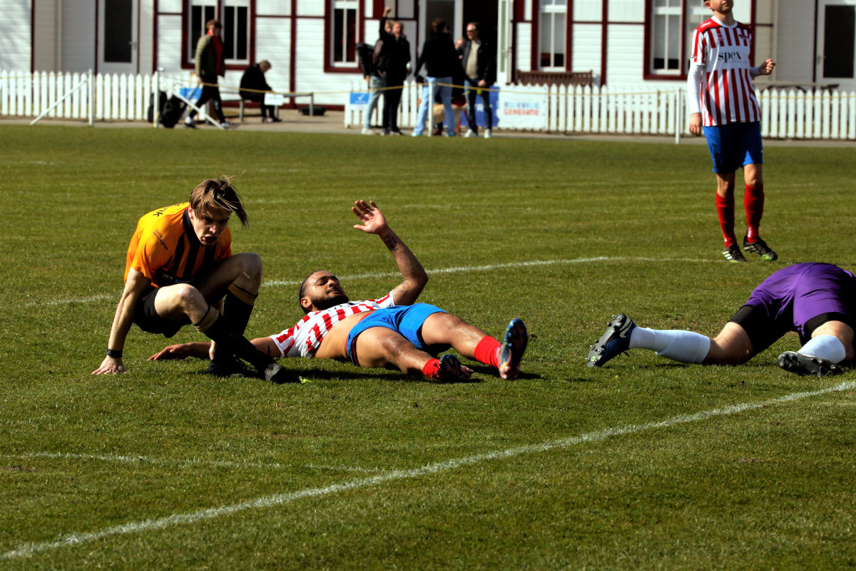 Lodewijk Dekker (l.) heeft zojuist de openingstreffer voor zijn rekening genomen.