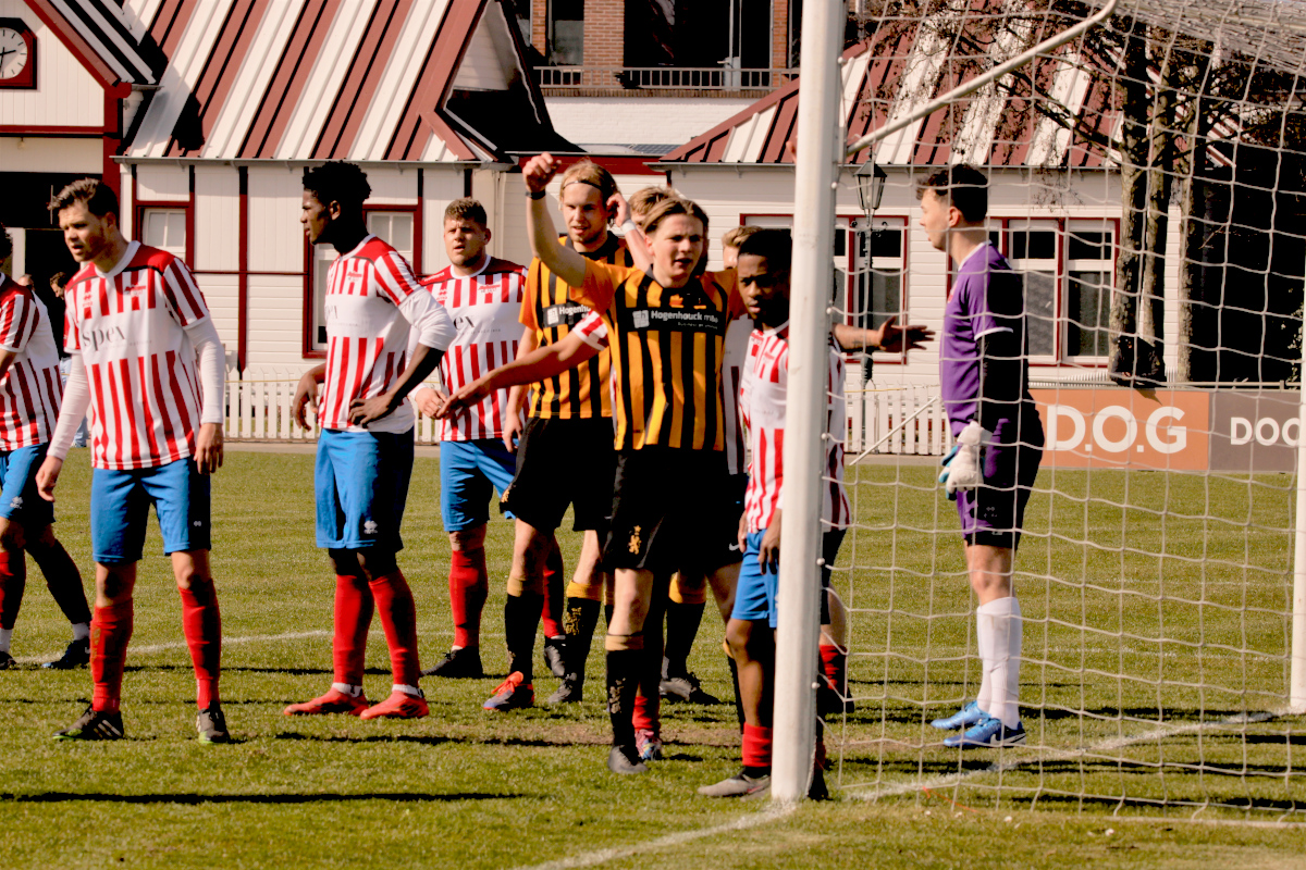 Ole de Mooij en Lodewijk Dekker in afwachting van een corner.