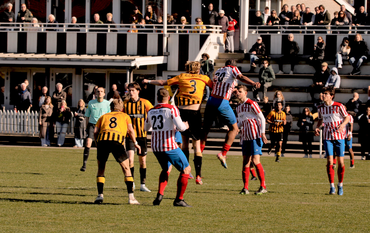 Ole de Mooij (3) gooit alles in de strijd voor de overwinning.