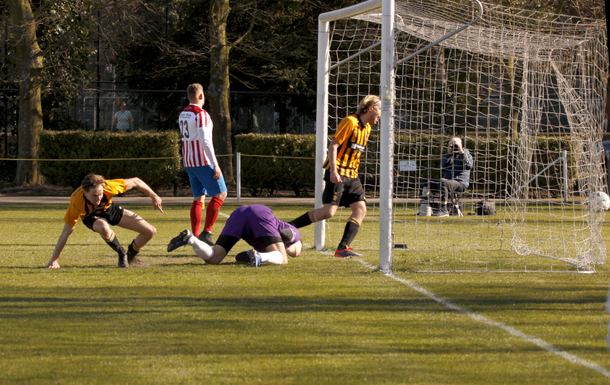 Lodewijk Dekker (l.) heeft zojuist HVV aan de 2-0 geholpen. Ole de Mooij is blij. 