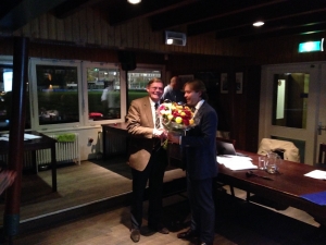 Ruud Paardekooper (l) ontvangt bloemen van nieuwe voorzitter Jeroen Smits