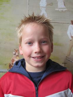 Tibor Poharnok (9 jaar). De kleinste van het setje, maar geregeld wel de grootste mond – en bloedje fanatiek. Linkshandig, als enige van het team. Toppertje, won in 2010 bijna al zijn competitiepartijen met 6-0.