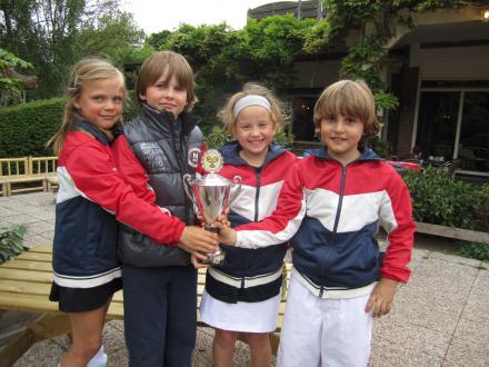 De kleine kampioenen van het mini-team: v.l.n.r.: Sabien, Luuk, Livia en Erik.