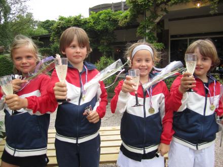 Bloemen, bekers, champagne en medailles voor het jongste competitieteam van HTV.