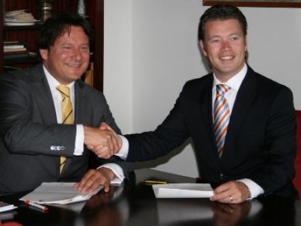 algemeen voorzitter Robert Jan Mansholt en marketingmanager Harry Wientjens namens de bank zetten hun handtekening onder een driejarig sponsorcontract.