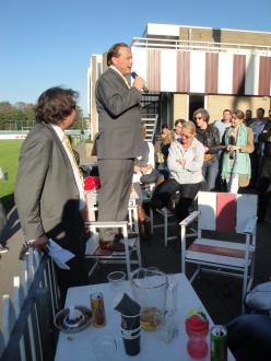 Cricketvoorzitter, René Smits, spreekt de aanwezigen toe