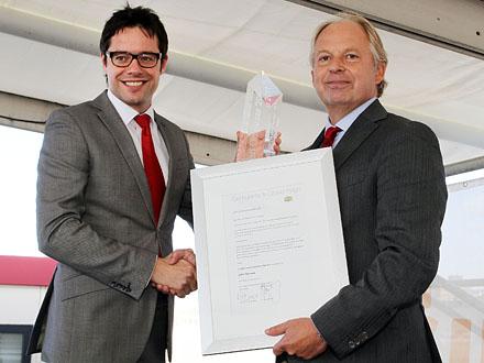 Karsten Klein, wethouder Jeugd, Welzijn & Sport van Den Haag, reikt de Gulden Ooievaar uit aan Raymond de Mooij van GMW Advocaten