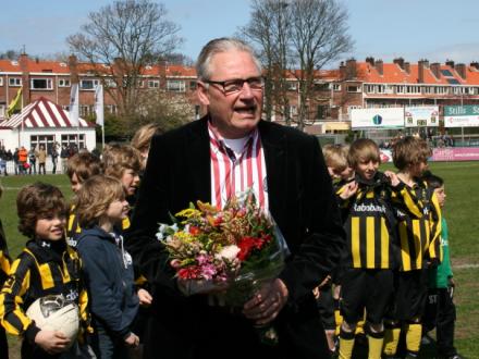 Toespraak van HVV-voorzitter en oud-recordhouder Frank Bijloos voor aanvang wedstrijd