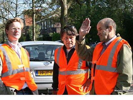 Frank (geheel rechts) is ook verkeersregelaar geweest (jubileumwedstrijd HVV 1 - ADO Den Haag 1 (22 april 2009))