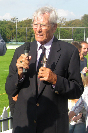 Peter van Arkel reikt op 14 september 2014 de naar hem genoemde beker uit aan de ‘most valuable player’