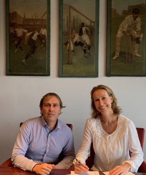 Jeroen Smits (voorziiter hoofdbestuur) en Florentine Molkenboer-Schneider ondertekenen het contract.