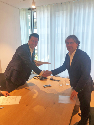 Rik (links) bij de ondertekening van het sponsorcontract (rechts Jeroen Smits)