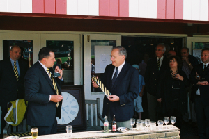 Robert Vermeulen (l) met burgemeester Deetman tijdens jubileum 2003