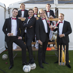 Tonny (links) met spelers van HVV 2 tijdens Heerendiner 2018