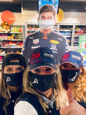 Team Red Bull Racing Girls met de winnende foto