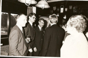 Bij de opening van het verbouwde clubgebouw door ZKH prins Claus, hier links op de foto Henk Zijlstra