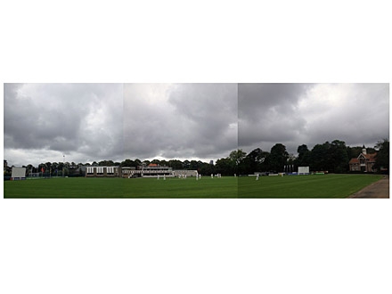 Zowel het nieuwe kunstgras, het fraaie eerste veld, het clubhuis en de huisjes zijn te zien in deze fraaie panoramafoto. De donkere wolken zijn voor Groen Geel .....
