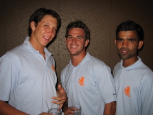 Mark (l) samen met Ryan Tendoeschate en Muhammad Kashif tijdens het WK in 2007 (Caraïben). 