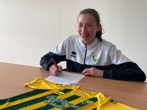 Sara Snoek ondertekent het ADO-contract 