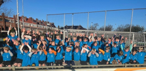 Juichend op de tribune na de eerste training